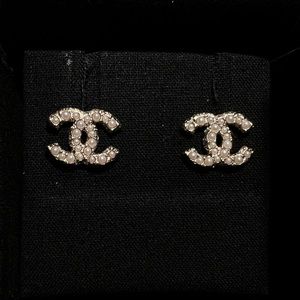 AUTHENTIC CHANEL CC STUDS! Gold/pearl accents!